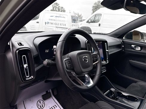 Used 2023 Volvo XC40 Recharge Plus image 10