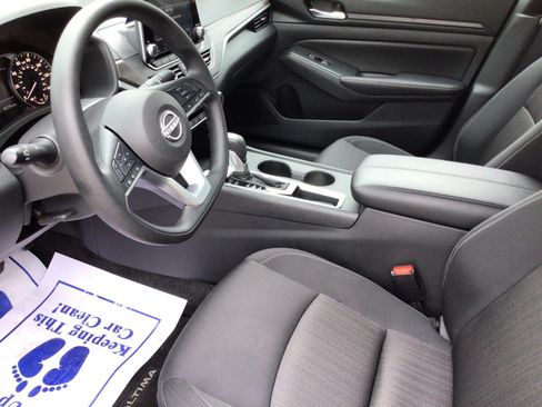 Used 2025 Nissan Altima 2.5 SV FWD image 2
