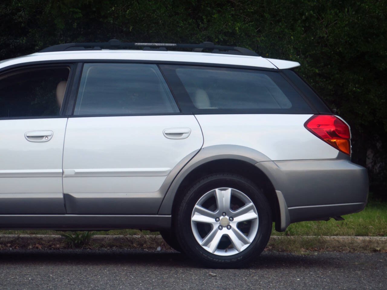 Used 2005 Subaru Outback 3.0R Limited AWD/4WD image 24
