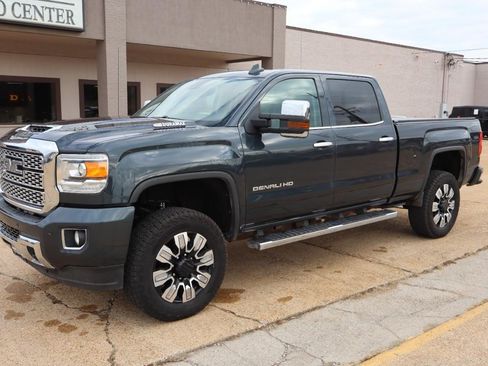 Used 2018 GMC Sierra 3500 Denali image 3