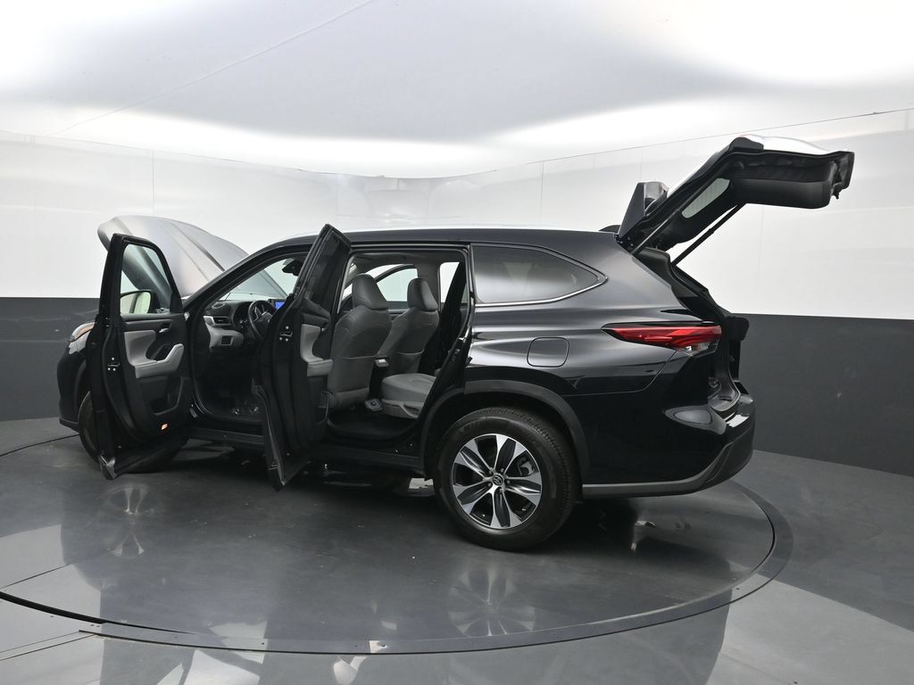 Used 2023 Toyota Highlander XLE FWD image 41