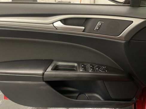 Used 2020 Ford Fusion SE FWD image 15