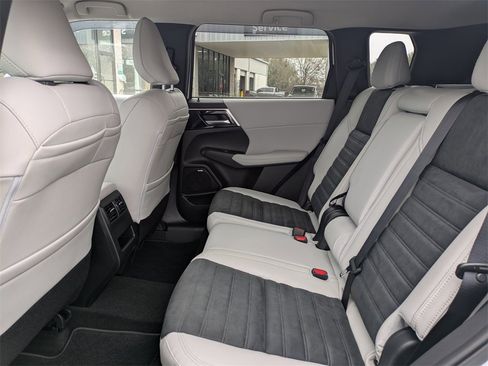 New 2026 Mitsubishi Outlander SE image 14