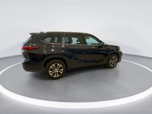 Used 2022 Toyota Highlander XLE AWD/4WD image 8