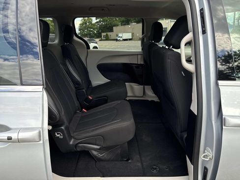 Used 2023 Chrysler Voyager LX FWD image 11