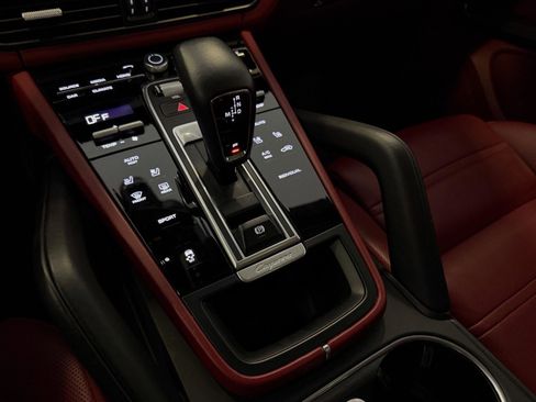 Used 2023 Porsche Cayenne Platinum Edition image 19