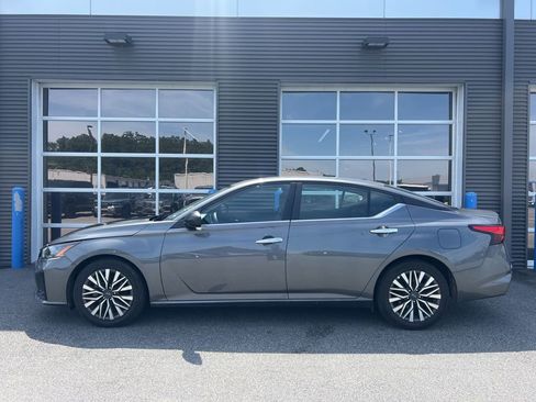 Used 2024 Nissan Altima 2.5 SV FWD image 2