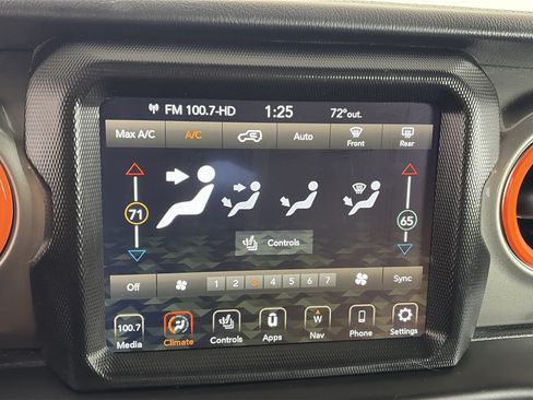 Used 2023 Jeep Wrangler Unlimited Sahara w/ LED Lighting Group AWD/4WD image 18