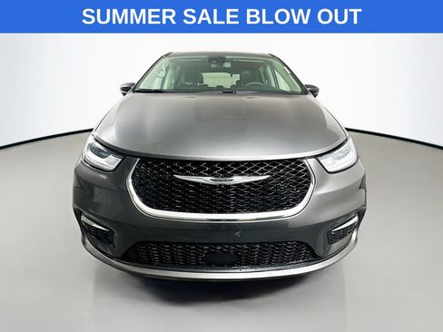 Used 2023 Chrysler Pacifica Touring-L FWD image 2