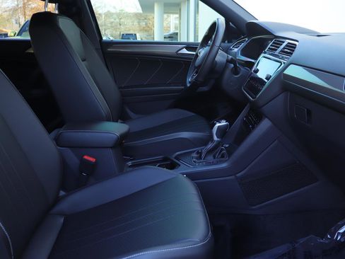 Used 2024 Volkswagen Tiguan SE R-Line image 21