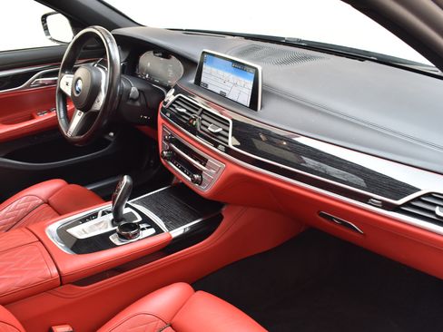 Used 2021 BMW 750i xDrive w/ Executive Package image 29
