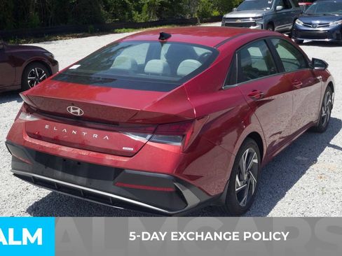Certified 2025 Hyundai Elantra Limited FWD image 3