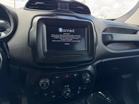 Used 2018 Jeep Renegade Latitude FWD image 16
