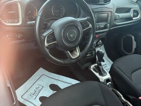 Used 2016 Jeep Renegade Latitude FWD image 6
