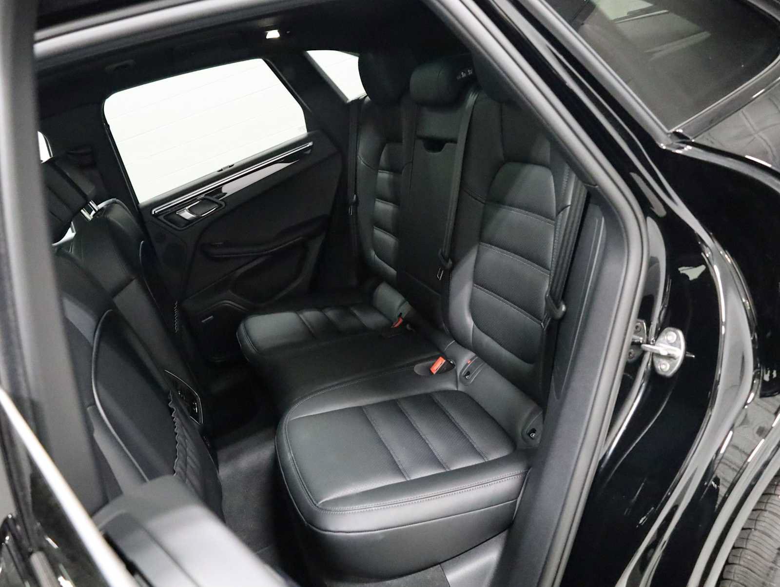 Used 2026 Porsche Macan AWD/4WD image 36