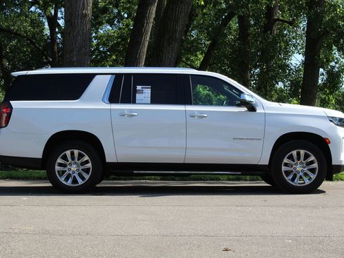 Used 2024 Chevrolet Suburban Premier AWD/4WD image 9