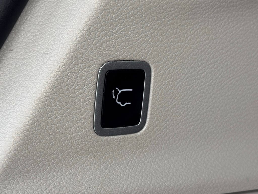 Used 2024 Chrysler Pacifica Limited FWD image 16
