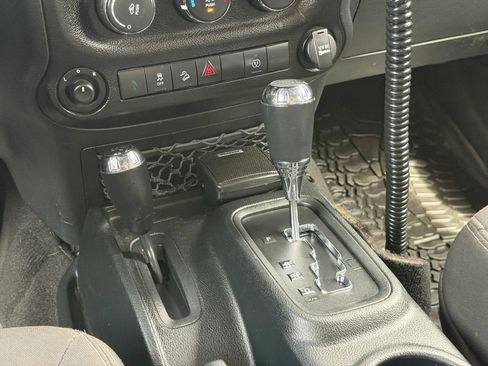 Used 2018 Jeep Wrangler Unlimited Sahara AWD/4WD image 29