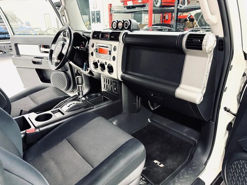 Used 2012 Toyota FJ Cruiser 2WD w/ Upgrade Pkg image 5