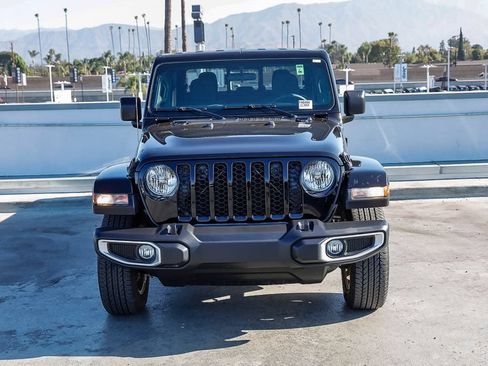 Used 2023 Jeep Gladiator Sport AWD/4WD image 3
