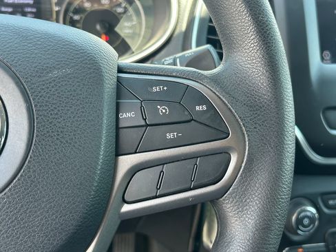 Used 2019 Jeep Cherokee Latitude w/ Popular Appearance Group AWD/4WD image 18