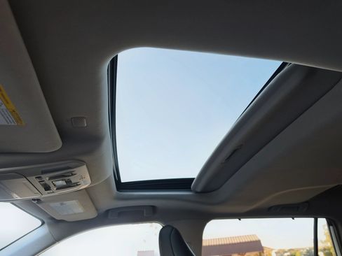 Used 2021 Toyota Highlander XLE FWD image 25