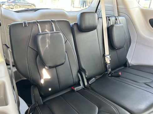 Used 2024 Chrysler Pacifica Select image 18