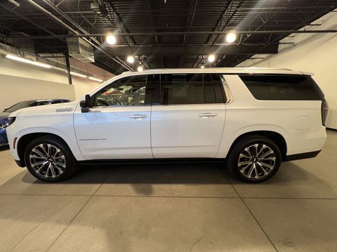 Used 2025 Chevrolet Suburban High Country AWD/4WD image 6