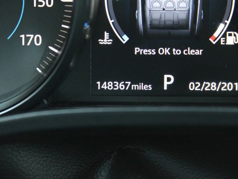 Used 2018 Jaguar F-PACE Premium image 39