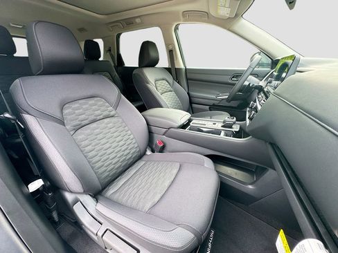 New 2025 Nissan Pathfinder SV w/ SV Premium Package image 30