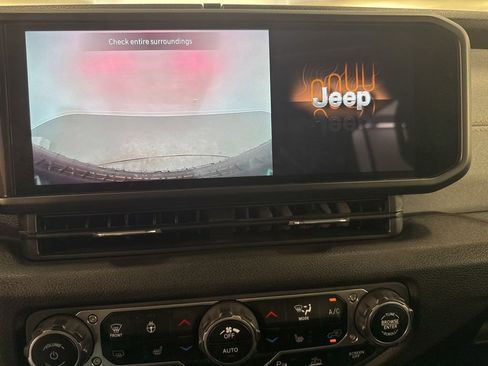 Used 2024 Jeep Wrangler Unlimited AWD/4WD image 29