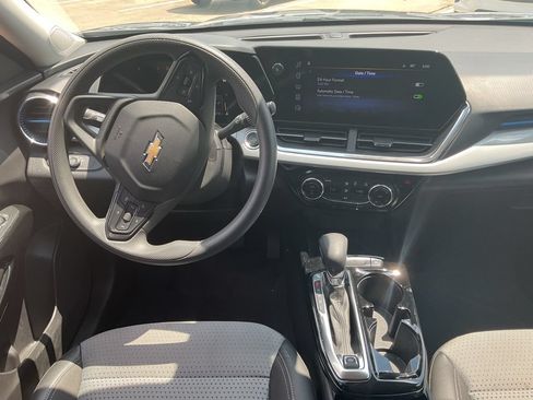 Used 2025 Chevrolet Trax LT FWD image 11