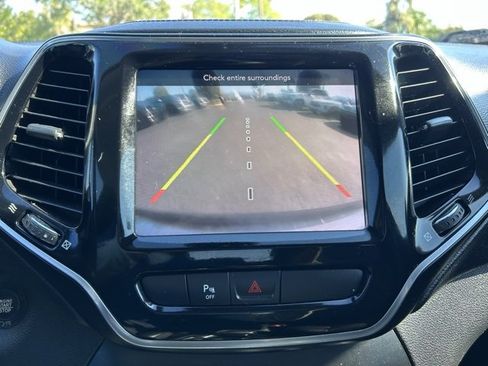 Used 2020 Jeep Cherokee Limited image 24