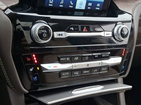 Used 2022 Ford Explorer Platinum w/ Technology Package image 17