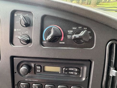 Used 2006 Ford E-350 and Econoline 350 XLT RWD image 20