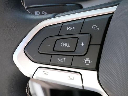 Certified 2022 Volkswagen Taos SE image 24