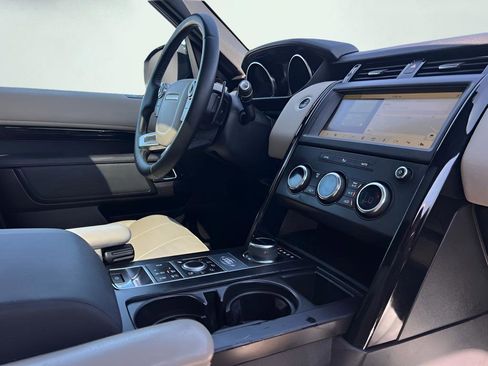 Used 2018 Land Rover Discovery SE image 37
