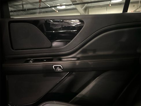 Used 2023 Lincoln Aviator AWD w/ Premium Package image 28