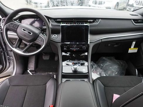 New 2025 Jeep Grand Cherokee Altitude image 25