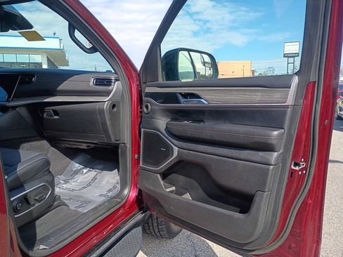 Used 2024 Jeep Wagoneer Series III AWD/4WD image 15