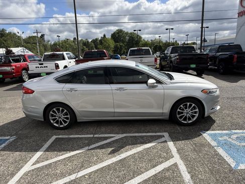Used 2017 Ford Fusion SE FWD image 7