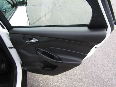 Used 2017 Ford Focus SE FWD image 28