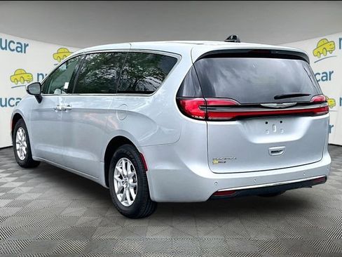 Used 2023 Chrysler Pacifica Touring-L FWD image 2