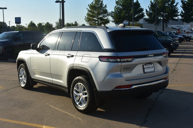 Used 2025 Jeep Grand Cherokee Laredo RWD image 8