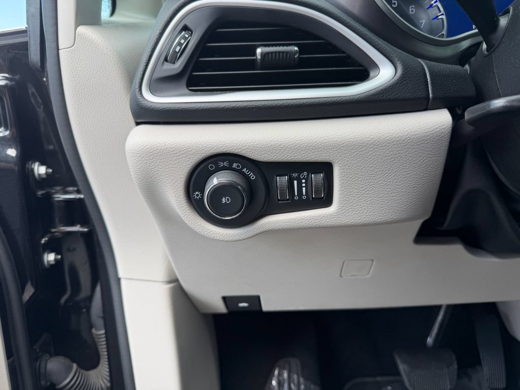Used 2023 Chrysler Pacifica Touring-L FWD image 19