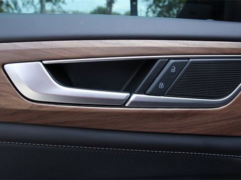 Certified 2025 Volkswagen Atlas SE image 14