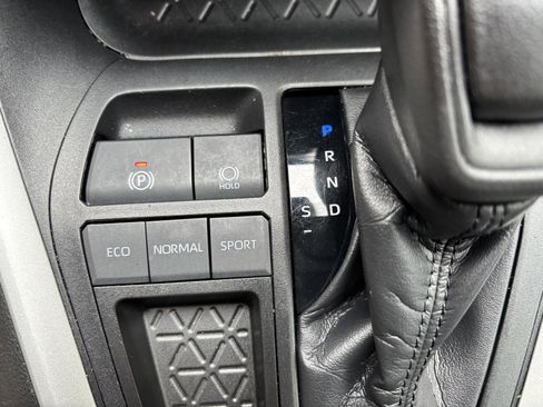 Used 2020 Toyota RAV4 LE image 16