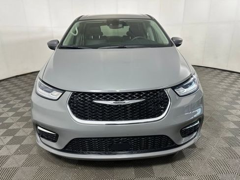 Used 2023 Chrysler Pacifica Touring-L image 8