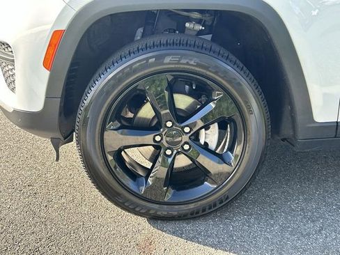 Used 2023 Jeep Grand Cherokee Altitude AWD/4WD image 10
