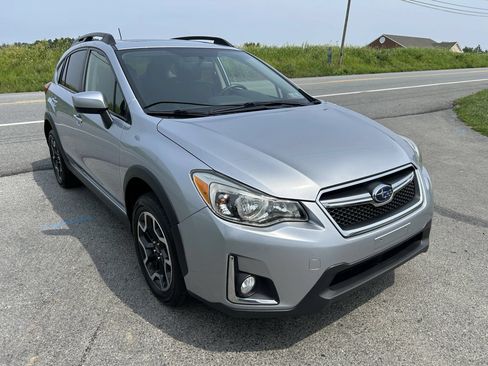Used 2017 Subaru Crosstrek 2.0i Premium w/ Moonroof Package AWD/4WD image 3